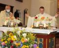 Bild: kro
Beim Abschiedsgottesdienst (von links): Stadtpfarrer Georg Flierl, der scheidende Kaplan Daniel Fenk und Pater Yoseph Bugalit.