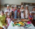 Bild: du
Unter Anleitung von Köchin Doris Bock (links) stellten zehn Kinder zum Auftakt des Ferienprogramms in der Gemeinde Schirmitz originelle italienische Fladen her, die köstlich schmeckten.