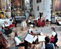Bild: lg
Die Musik- und Gesangsbeiträge der fünf Ensembles unter dem Marienaltar (links) und dem Sebastiansaltar (rechts) zeugten von einer innigen Marienverehrung, mit der sich auch die begeisterte Zuhörerschaft in der Stadtpfarrkirche identifizierte.