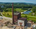 Bild: ESM/exb
Reges Treiben herrscht im Turbinenhaus auf dem Benker-Areal. Momentan wird es kernsaniert und als Energiezentrale ertüchtigt. Über ein 540 Meter langes Nahwärmenetz werden die entstehenden Gebäudekomplexe später mit klimafreundlich erzeugter Wärme versorgt.