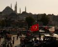 Archivbild: Emrah Gurel/AP/dpa
Menschen gehen in Istanbul spazieren. Wegen gestiegener Corona-Infektionen gilt die Türkei aus deutscher Sicht nun als Hochrisikogebiet.