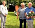 Bild: zer
Angela und Michael Hummer (von rechts) feierten diamantene Hochzeit. Ausflüge mit dem Wohnmobil und Radfahrten zählen noch immer zu ihren Freizeitbeschäftigungen. Bürgermeister Dietmar Schaller (links) und Sohn Armin (Zweiter von links) gratulierten.