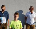Bild: Erich Kneißl/exb 
Dominik Götz (links) wurde für 250 Spieleinsätze ausgezeichnet. Er und Yannick Brill holten Bezirksmeistertitel. Abteilungsleiter Erich Kneißl (rechts) ist stolz auf sie.