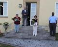 Bild: ral
Die aus der Vorstandschaft ausgeschiedenen Mitglieder wurden geehrt: (von links) Ulrike Neidl, Resi Ott, die neue Ehrenvorsitzende Resi Pösl, dahinter Bürgermeister Josef Deichl und Pfarrvikar Pater Robert Makanja.