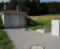 Bild: kro
Bürgermeister Franz Schöner überzeugte sich persönlich von den Baumaßnahmen an der Wasserversorgungsanlage. So wurden auch die Quellsammelschächte erneuert.
