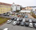 Bild: Gabi Schönberger
Der Parkplatz gegenüber dem senffarbenen Augustiner-Gebäude soll für den Neubau der Kinder- und Jugendpsychiatrie weichen. Links unten ist der Patientengarten der Palliativstation des Klinikums zu sehen.