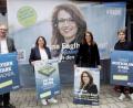 Bild: Hirsch
CSU-Kreisvorsitzender Alexander Flierl, FU-Kreisvorsitzende Marianne Forster und stellvertretender JU-Kreisvorsitzender Peter Scharnagl (von links) stärken der CSU-Bundestagskandidatin Martina Engelhardt-Kopf (Zweite von rechts) in der heißen Wahlkampfphase den Rücken.