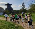 Bild: Geschichtspark/exb
Viele „kleine Entdecker“ waren zum Ferienprogramm in den Geschichtspark gekommen. Im Bild eine der Gruppen mit Tierpfleger und Steinmetz Robert Mois..