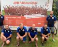 Bild: mez
Vorsitzender Jürgen Lautner (vorne Zweiter von links) freut sich über den hohen Zuspruch zur dreitägigen Fußballschule des SSV Jahn Regensburg. Der Bundesligazweitligist kommt gleich mit fünf Trainern in die nördliche Oberpfalz zu seinem neuen Vereinspartner.