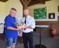 Bild: wku
Vorsitzender Stefan Vogl verabschiedete Hans Koch aus der Vorstandschaft mit einem Geschenk