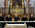 Bild: do
Brillante Klangkaskaden entfacht die "Christian Benning Percussion Group" unter anderem bei einer Tafelmusik der besonderen Art: Choreografisch durchorganisiert erzeugte das Ensemble Geräuschfelder auf einer Tischplatte.