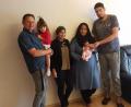 Bild: privat
Alle sind glücklich, dass bei der spontanen Geburt alles gut ging: Die Helfer Alexander Thomas (von links) mit Tochter Larissa auf dem Arm und seiner Frau Fattouma Alhussein und die syrische Familie mit Mama Nuha Al Hamadah, Baby Mariam und Papa Muhammed Al Billo Al Abdullah Al Salem.
