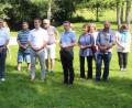Bild: soj
Diakon Rudolf Hoffmann (im Vordergrund) segnete die Freianlage in der Selingau. Zugegen waren auch (vorne, von links) Fördervereinsvorsitzender Bernd Würstl, Stellvertreter Thomas Graf, Norbert Horn, Vorsitzender der Steinwald-Allianz Johannes Reger, Landrat Roland Grillmeier, Bürgermeister Wolfgang Söllner und Landtagsabgeordneter Tobias Reiß.