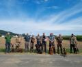 Bild: ads
20 Hunde, davon jeweils 10 Begleit- und Jagdhunde, meisterten bei ausgezeichnetem Sommerwetter die Dressurprüfung beim Bayerischen Jagdverband Kreisgruppe Nabburg mit Bravour. Der Vorsitzende des Kreisverbands und Hundeobmann Herbert Fiebak (Dritter von links) hatte die 20 Gespanne fachkundig auf die Prüfung vorbereitet.