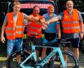 Bild: RAA/exb
Das Bild zeigt den Ultra-Radsportler Herbert Manz (Zweiter von rechts) mit seinen Helfern Adrian Manz, Tobias Merl und Markus Gsödl (von links).