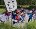 Bild: fvo
Waldthurner Ferienkinder auf Floßfahrt am Sieben-Insel-Weiher