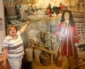 Bild: Hirsch
Museumsleiterin Rosemarie Zithier vor der Bildcollage im Eingang des Museums mit Doktor Eisenbarth.