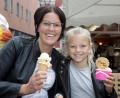 Bild: Wolfgang Steinbacher
Stephanie Wiesgickl und Tochter Hannah ließen sich auch ein Eis schmecken, bevor es ans Schulsachen-Kaufen ging.