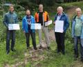 Bild: njn
Auf dem Bild (von links) Revierförster Carsten Klöble, vom Mountainbike-Club Wolfgang Beer und Franz Kühn, Bürgermeister Johannes Reger, der Geschäftsführer des Naturparks Steinwald Ernst Tippmann und Tourismusfachkraft Nina Lang von der Steinwald-Allianz.