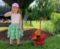 Bild: rpp
Victoria Catharina freut sich sehr über den neuen Pfirsichbaum, den ihnen OGV Vorsitzender Josef Häckl überreichte. Vielleicht kann sie schon nächstes Jahr im eigenen Garten Pfirsiche naschen.