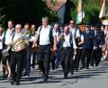 Bild: egr
Bei der 150-Jahr-Feier gehen die Mitglieder der Feuerwehr Ensdorf und ihre Gäste im Kirchenzug vom Gerätehaus zum Ehrenmal.