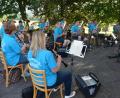 Bild: jr
Zum zweiten Mal in diesem Jahr trafen sich die Musiker der Ernestgrüner Blaskapelle zu einer öffentlichen Probe. Das 16-köpfige Ensemble unterhielt im Biergarten des Gasthofs „Zum Tillenblick“ die Besucher. Die Leitung lag bei Klaus Rustler (rechts).