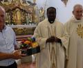 Bild: le
Kirchenpfleger Josef Rosner (links) und die Sprecherin des Pfarrgemeinderates Elisabeth Lehner (rechts) drückten ihre Glück- und Segenswünsche an Pfarrer Temple (Zweiter von links) und Pater Leo (Zweiter von rechts) mit Geschenkkörbchen aus.