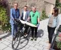 Bild: Stadt Tirschenreuth/exb
Bürgermeister Franz Stahl (Zweiter von linkis.), Stadtmarketingverein-Vorsitzender Dr. Maximilian Schön (Mitte), Tourist-Info-Leiterin Stefanie Süß (rechts), Radl-Guide Gerd Richter (Zweiter von rechts2) und Tourist-Info-Mitarbeiterin Petra Römer (links) freuen sich über die neue Begleitkarte.