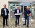 Bild: Bayernwerk/exb
Markus Windisch (Bayernwerk) mit LED-Röhre, Bürgermeister Robert Lindner mit der neuesten Lampengeneration, Gerhard Schmerber (Bayernwerk) mit LED-Leuchtmittel für die Nostalgielampen (von links).