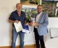 Bild: fjo
Vor den neuen Luftaufnahmen im Bürgermeisterzimmer des Rathauses überreicht Markus Bauriedl an Hermann Schmidt (links) sinngebend die Auszeichnung des bayerischen Finanz- und Heimatministeriums.