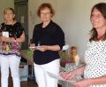 Bild: Sybille Huber/exb 
Gisela Pöhler, Monika Kagerer und Michaela Koller (von links) übergaben die Zertifikate.