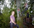 Bild: wro
Die Geschwister Constanze (links) und Philipp Gibhardt (rechts) aus Falkenberg betreuten die Kletterbuche, die mit Seil, Haken und mit einem Schutzhelm ausgestattet, erkundet werden durfte .