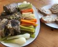 Bild: Michael Schiffer
Sellerie, gelbe Rüben und Frühlingszwiebeln kommen zum gemischten Rindfleisch in den Topf. Serviert wird mit geröstetem Weißbrot.