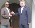 Archivbild: öt
Mit der Schlüsselübergabe für den Pfarrhof von Pfarrer Josef Waleszczuk (rechts) an Pfarrvikar Paul Ezenwa im September 2019 schien die Seelsorge der Pfarrei Neusorg nach dem Ruhestand von Pfarrer Hans Riedl gesichert. Nun wurde der Priester nach Teisnach im Bayerischen Wald abberufen.