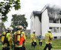Bild: Petra Hartl
Circa 150.000 Euro beträgt der Schaden durch den Brand der Gropius-Wohnungen in der Rosenthalstraße. Nach den Löscharbeiten am Nachmittag musste die Feuerwehr in der Nacht ein zweites Mal anrücken.