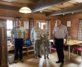 Bild: Gäste-Info Bad Neualbenreuth/exb
Horst und Irene Müller (Mitte) haben schon 35 Mal ihren Urlaub in Bad Neualbenreuth verbracht. Dafür bedankten sich Bürgermeister Klaus Meyer (links) und der Vorsitzende des Tourismusvereins Bad Neualbenreuth/Sibyllenbad, Alfons Schnurrer.