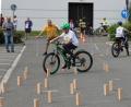 Bild: Christoph Fröhlich/exb
Rum um die Hölzchen: Der Fahrradparcour erforderte Geschick und Konzentration.