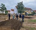 Bild: sne
Vorstand und Landrat Andreas Meier (von links), Architektin Katrin Weidner, Vorstand und Bürgermeister Edgar Knobloch, Vorstandsvorsitzender Rupert Troppmann und Regierungsamtsfrau Alexandra Stetzuhn beim Spatenstich für das Wohnungsbauprojekt des Landkreissiedlungswerks Neustadt/WN in Grafenwöhr.