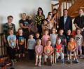 Bild: bö
Mit Beginn des neuen Kindergartenjahres am 1. September 2021 öffnet die neue Kleinkinderbetreuung in Hohenburg. Die Kindergartenkinder statten den Räumen, begleitet von ihrer Leiterin Brigitte Semmler (hinten Mitte), von Bürgermeister Florian Junkes und Pfarrer Hans Jürgen Zeitler (rechts daneben) sowie Monika Edenharder (links) einen ersten Besuch ab.