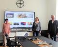 Bild: stg
Die Mitarbeiterinnen der Bücherei, Deborah Pregler, Christine Schubert und Judith Schliermann (von links), präsentierten die neue Software. Unterstützung erhielten sie von Bürgermeister Roman Schäffler.