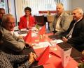Bild: jma
Die Landtagsangeordnete Inge Aures (Mitte) folgte einer Einladung des SPD-Ortsvereinsvorsitzenden Peter Danninger (links hinten) nach Auerbach. Bürgermeister Joachim Neuß sein Vize Norbert Gradl nahmen am Gespräch teil.