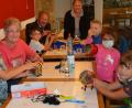 Bild: jr
An zwei Tagen waren Kinder ins Mehrgenerationenhaus eingeladen, um Insektenhotel zu basteln. Mit dabei waren (von links) Renate Krieglsteiner, Zweiter Bürgermeister Johann Brandl und Sabine Kirchmann.