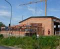 Bild: jr
Das neue Feuerwehrgerätehaus in Pleußen von der Ortsstraße im oberen Dorf aus gesehen. Die Bauarbeiten sollen 2023 abgeschlossen werden, zum 125-jährigen Vereinsbestehen 2024 soll das Gebäude den kirchlichen Segen erhalten.