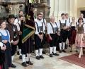 Bild: Dr. Helmut Eikam/exb
Lebendige Egerländer Tradition in Maria Kulm: (von rechts) Hochwürden Milan Kucera (Propst auf Maria Kulm), Luis-Andreas Hart (Unternehmer und Vorstandsmitglied im Förderverein Maria Kulm), Dr. Helmut Eikam (Vorsitzender des Fördervereins Maria Kulm) sowie Mitglieder der Münchenreuther Blaskapelle und eine Egerländer Fahnendelegation.