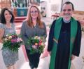 Bild: rpp
Chorleiterin Manuela Brand (Bildmitte) wurde am Sonntag im Gottesdienst von Pfarrer Hartmut Klausfelder würdevoll verabschiedet.
Mit ihr beendete auch Chorpianistin Christine Pühl (links im Bild) ihre Tätigkeit.