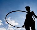 Bild: Daniel Karmann/dpa
Schwungvoller Trend: Der Hula-Hoop-Reifen ist zurückgekehrt.
