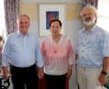 Bild: mab
Bürgermeister Peter Neumeier (links) und Pfarrer Heinrich Rosner (rechts) gratulieren dem rüstigen Jubilar, hier zusammen mit Ehefrau Magda in der Mitte, zum fünfundachtzigsten Geburtstag.