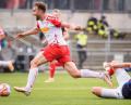 Bild: Gregor Fischer/dpa
Kaum zu stoppen: Kapitän Benedikt Gimber (links) und der SSV Jahn Regensburg haben die ersten drei Saisonspiele in der zweiten Liga gewonnen und dabei kein Gegentor kassiert.