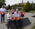Bild: Kathrin Schmidt/exb
Über die Skateanlage freuten sich (von links) Bürgermeister Stefan Braun, Anita Kinscher (KoJa), Sparkassenchef Dieter Meier, Landrat Richard Reisinger und Sabrina Gebhard (KoJa).