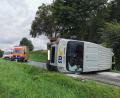 Bild: mde
Quer auf der Ortsverbindungsstraße zwischen Atzmannsberg und Schweißenreuth bei Guttenberg blieb ein Kuriertransporter liegen. Feuerwehr, Polizei und Rettungsdienst waren im Einsatz.
